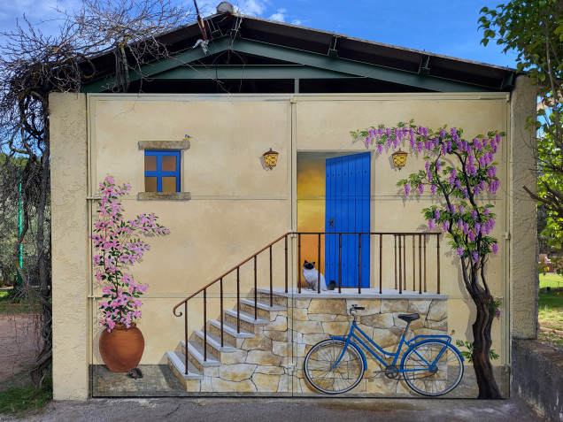 Après: le décor a été réalisé sur des plaques rivetées aux montants