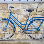 un vélo bleu